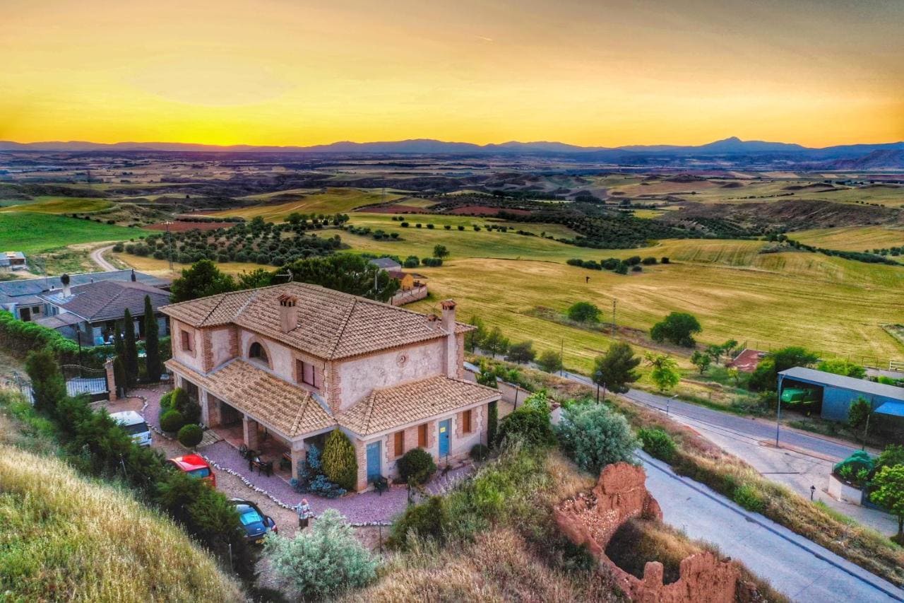 Casa Rural Eras de Pantrillar Entorno Vista Casa Desde Lejos Casa Rural El Geco Verde